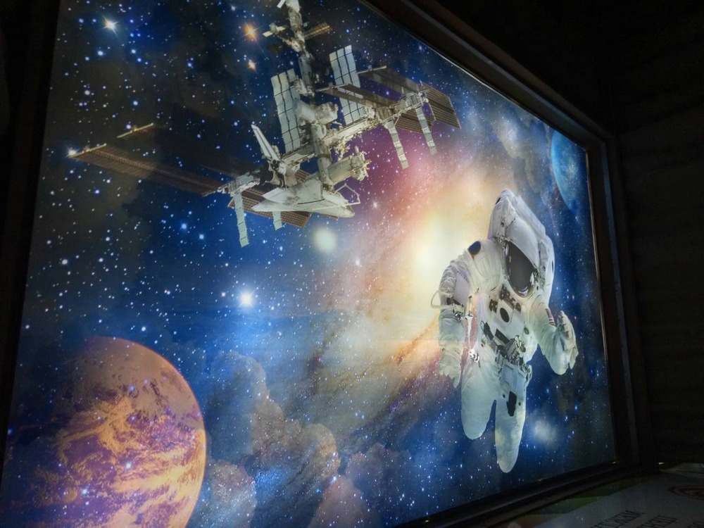 двойная фотопечать на натяжном потолке