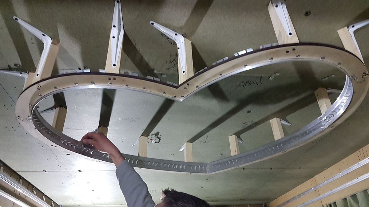 Сборка конструкций для монтажа двухуровневых потолков 4