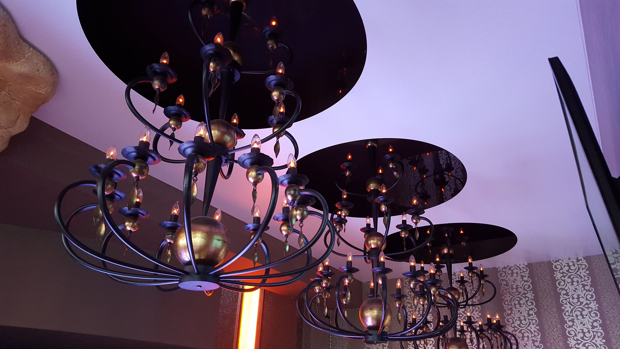 Галерея резных натяжных потолков 1