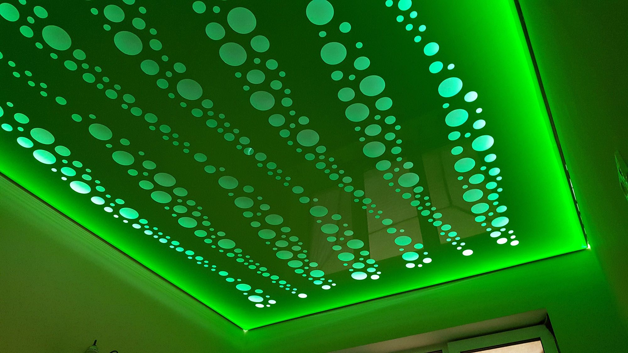 Галерея резных натяжных потолков 3